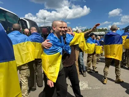 В Україну з полону РФ повернулися 185 захисників. Серед звільнених учасник повітряного мосту до Азовсталі