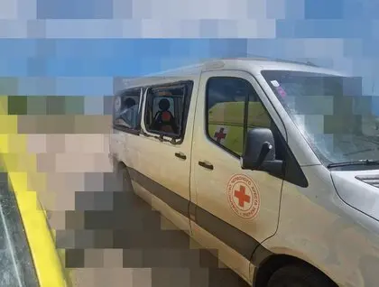 На Херсонщині росіяни вдарили по гуманітарним авто Червоного Хреста. Постраждала людина