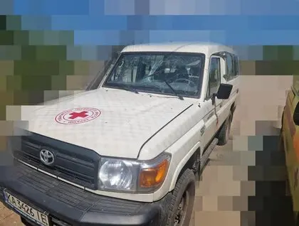 На Херсонщині росіяни вдарили по гуманітарним авто Червоного Хреста. Постраждала людина