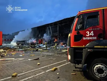 Масштабні пожежі та руйнування у п’яти районах Київщини: ДСНС показала фото наслідків атаки РФ