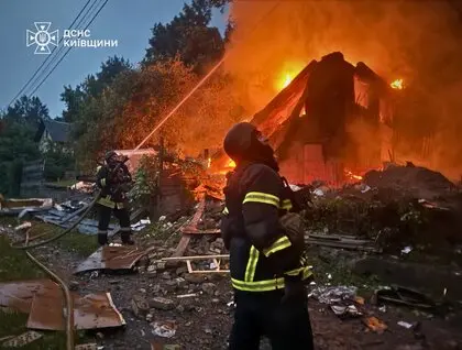 Масштабні пожежі та руйнування у п’яти районах Київщини: ДСНС показала фото наслідків атаки РФ
