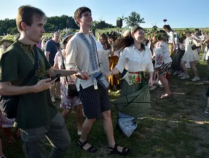 В Україні відзначили Івана Купала: як у Пирогові палили багаття та вчили плести автентичні вінки