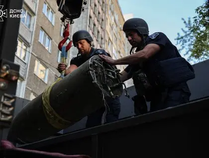 У Києві між будинками знайшли бойову частину збитої російської ракети