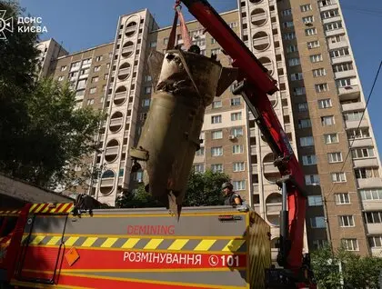 У Києві між будинками знайшли бойову частину збитої російської ракети
