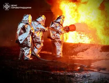 Стовп диму було видно всюди: у Кропивницькому пів ночі гасили пожежу після удару РФ