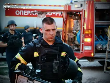 Стовп диму було видно всюди: у Кропивницькому пів ночі гасили пожежу після удару РФ