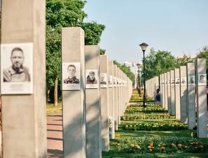 Замість вшанування — скарги: чому родичі полеглих воїнів вимагають демонтувати портрети з Алеї Героїв
