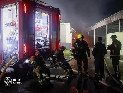 Уночі РФ вдарила балістикою по Києву: ДСНС публікує фото наслідків пожеж у двох районах столиці