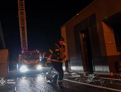 Уночі РФ вдарила балістикою по Києву: ДСНС публікує фото наслідків пожеж у двох районах столиці