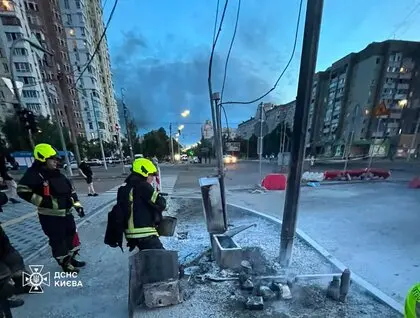 Понівечений локомотив, десяток поранених і пожежі: кадри наслідків ракетного удару по Києву