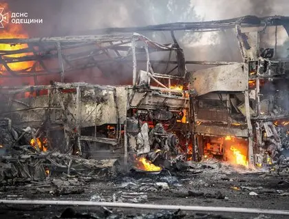 Окупанти вдарили по автопідприємству в Одесі, є постраждалі: ДСНС оприлюднила фото наслідків