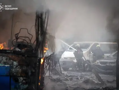 Окупанти вдарили по автопідприємству в Одесі, є постраждалі: ДСНС оприлюднила фото наслідків