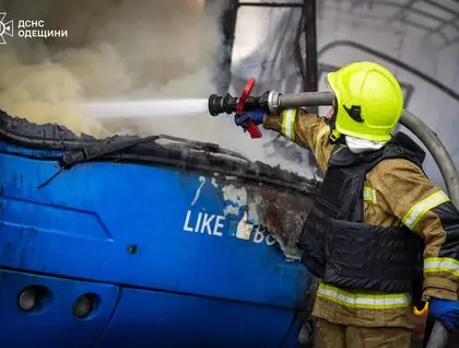 Окупанти вдарили по автопідприємству в Одесі, є постраждалі: ДСНС оприлюднила фото наслідків