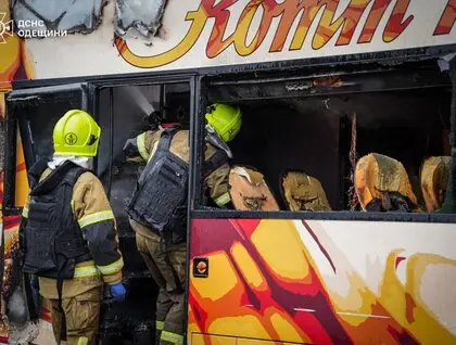 Окупанти вдарили по автопідприємству в Одесі, є постраждалі: ДСНС оприлюднила фото наслідків