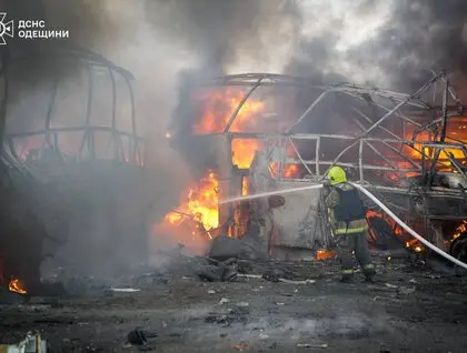 Окупанти вдарили по автопідприємству в Одесі, є постраждалі: ДСНС оприлюднила фото наслідків