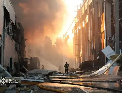 Двоє загиблих та п’ятеро поранених у Києві: ДСНС показала фото наслідків нічної атаки