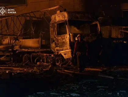 Двоє загиблих та п’ятеро поранених у Києві: ДСНС показала фото наслідків нічної атаки
