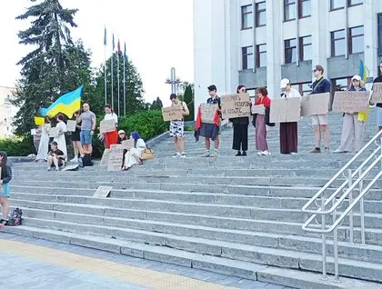 В Україні другий день тривають протести через відставку Федорова: серед вимог — відставка Сирського