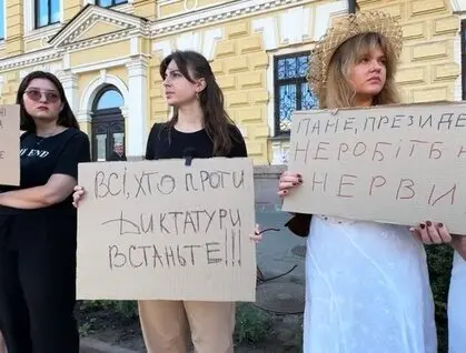 В Україні другий день тривають протести через відставку Федорова: серед вимог — відставка Сирського