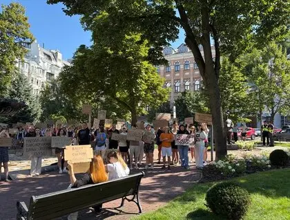 В Україні другий день тривають протести через відставку Федорова: серед вимог — відставка Сирського