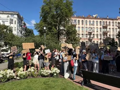 В Україні другий день тривають протести через відставку Федорова: серед вимог — відставка Сирського