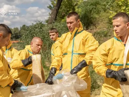 У Києві рятувальники розчистили Кирилівське озеро після російської атаки 2 липня