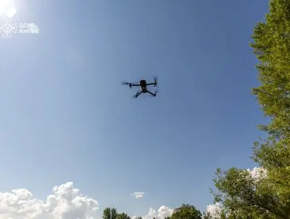 У Києві рятувальники розчистили Кирилівське озеро після російської атаки 2 липня