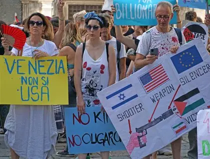 У Венеції посла США, який прибув на суперяхті, зустріли протестами