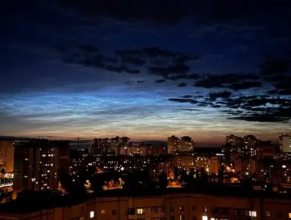 Над Україною помітили цікаве природне явище — сріблясті хмари: фото