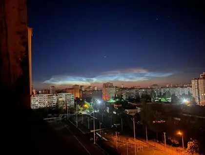 Над Україною помітили цікаве природне явище — сріблясті хмари: фото
