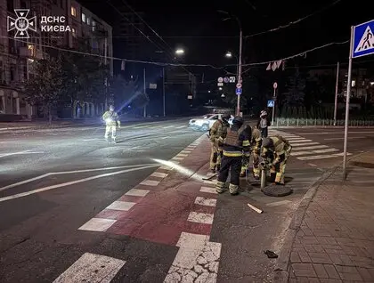 У Києві пошкоджені житлові будинки, офіси та авто: ДСНС показала фото наслідків нічної атаки