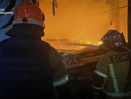 У Київській області внаслідок атаки палають склади та логістичний об'єкт: є постраждалі