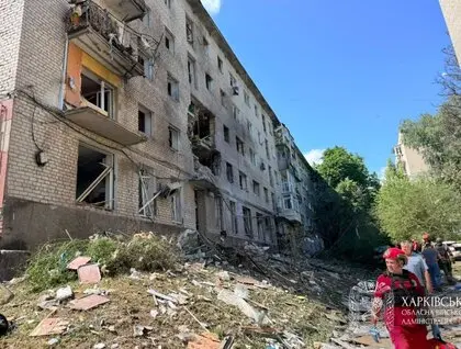 Окупанти вдарили БпЛА по житловому будинку в Ізюмі: 17 постраждалих, серед них маленька дитина