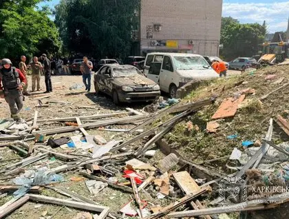 Окупанти вдарили БпЛА по житловому будинку в Ізюмі: 17 постраждалих, серед них маленька дитина