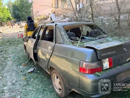 Окупанти вдарили БпЛА по житловому будинку в Ізюмі: 17 постраждалих, серед них маленька дитина