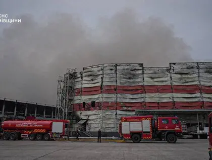 Пожежу на складі під Києвом гасили більше доби. Підприємці пишуть про великі втрати