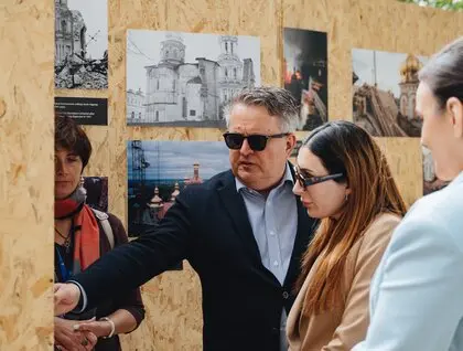 Блогерка Лора Лумер відвідала Києво-Печерську лавру та розповіла про атаку РФ на Успенський собор