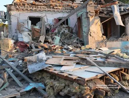 Окупанти вдарили КАБ і дронами по Запоріжжю: зруйновано будинок, є загиблий