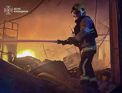 Окупанти атакували Київську область: зафіксовано пошкодження промислового об'єкта, є постраждалі
