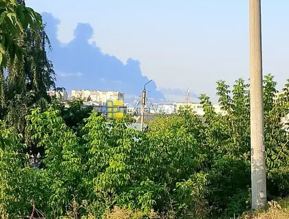 Який вигляд мають два атаковані НПЗ у РФ: яскраві кадри влучань