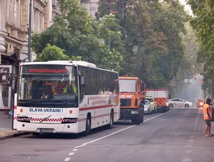 Пошкоджені будинки та згорілі авто: окупанти атакували Одесу, є постраждалі