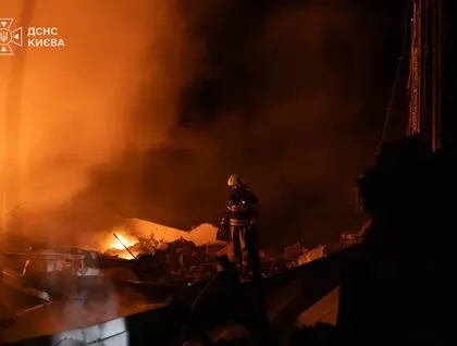 Пошкоджена дитяча лікарня та пожежа на складі: ДСНС публікує фото наслідків балістичного удару по Києву