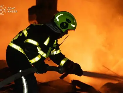 Пошкоджена дитяча лікарня та пожежа на складі: ДСНС публікує фото наслідків балістичного удару по Києву