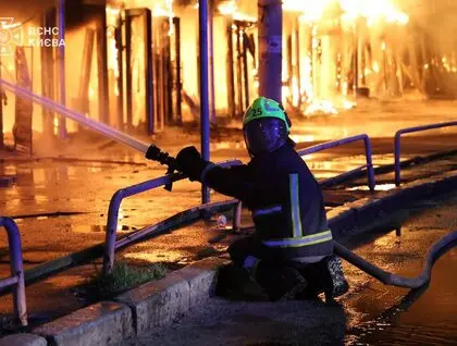 Унаслідок атаки на Київ у двох районах спалахнули пожежі, є постраждалі: ДСНС публікує фото наслідків