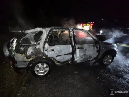 У центрі Сум дрон влучив в автомобіль: є загиблий та поранена