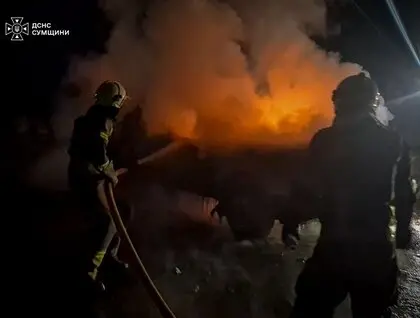 У центрі Сум дрон влучив в автомобіль: є загиблий та поранена