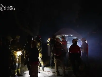 Зруйновані поверхи та палаючі склади: ДСНС показала перші фото і відео з місць влучань у Києві