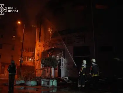 Зруйновані поверхи та палаючі склади: ДСНС показала перші фото і відео з місць влучань у Києві