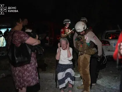 Зруйновані поверхи та палаючі склади: ДСНС показала перші фото і відео з місць влучань у Києві