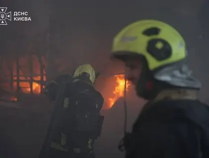 Зруйновані поверхи та палаючі склади: ДСНС показала перші фото і відео з місць влучань у Києві